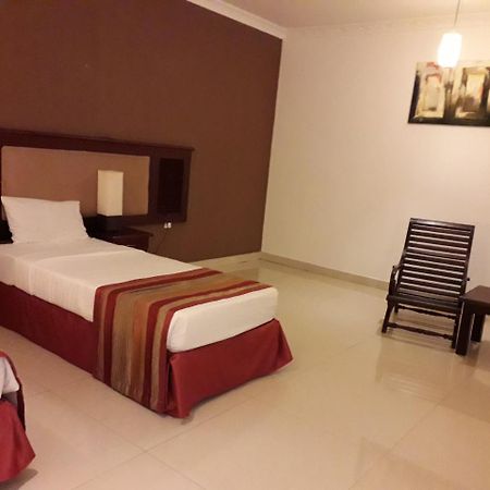 Avenra Gangaara Hotel Wennappuwa Buitenkant foto