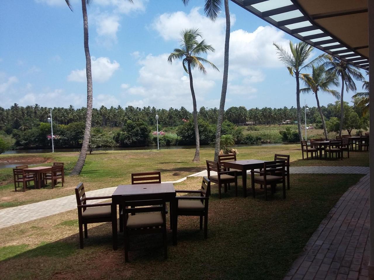 Avenra Gangaara Hotel Wennappuwa Buitenkant foto